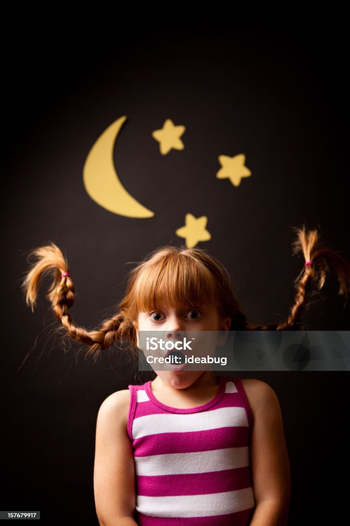 Surpris fille avec la hausse Natte debout sous la lune et les étoiles - Photo de Enfant libre de droits