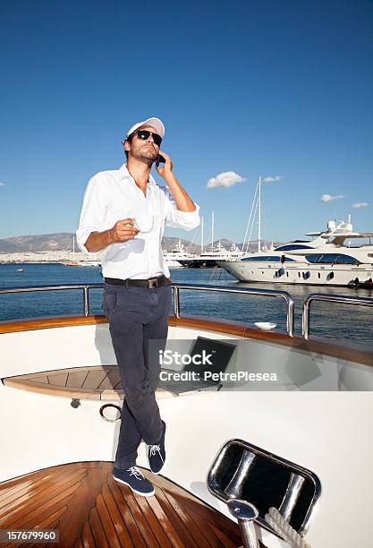 Hombre De A Bordo Del Yacht Hablando Y Bebiendo Café Foto de stock y más banco de imágenes de Adulto