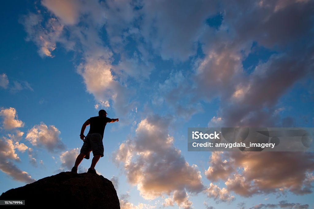 Руководство: Закат небо силуэт человек, указывающий на что-то, как - Стоковые фото Целиться роялти-фри
