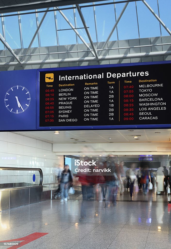 Aeropuerto Interior con salidas de información de planchar - Foto de stock de Aeropuerto libre de derechos