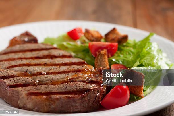 Photo libre de droit de Steak Grillé banque d'images et plus d'images libres de droit de Aliment - Aliment, Aliments et boissons, Assiette