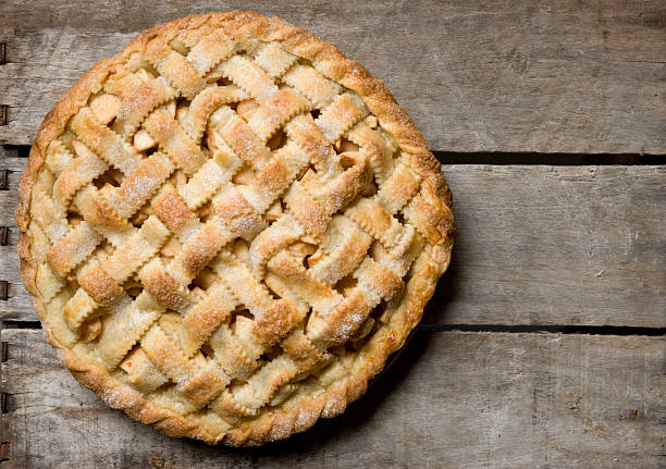 apfelkuchen mit gittermuster-kruste auf rustikalen holz-box. - pie apple apple pie dessert stock-fotos und bilder