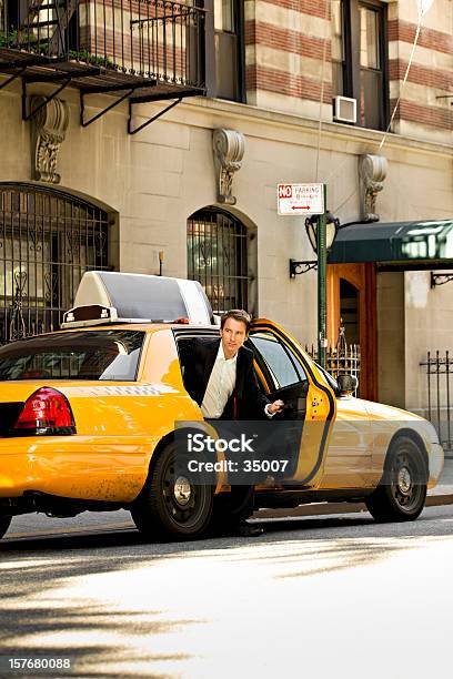 Fora Da Cabina Amarelo - Fotografias de stock e mais imagens de Cidade de Nova Iorque - Cidade de Nova Iorque, Táxi, Negócios
