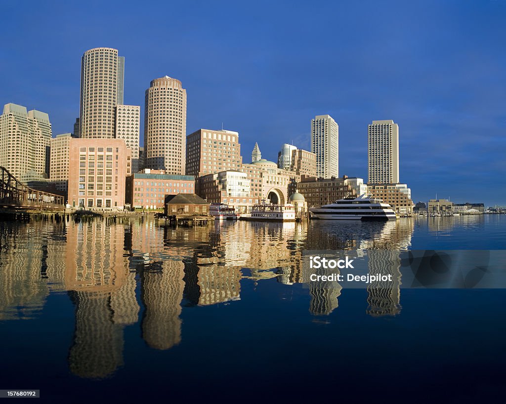 Водный транспорт Rowes Wharf, Бостон очертания города в США - Стоковые фото Rowe's Wharf роялти-фри