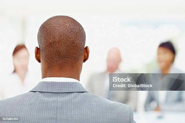 Foto de Um Afroamericano Homem De Negócios E Sua Equipe Em Segundo Plano e mais fotos de stock de Entrevista de Trabalho