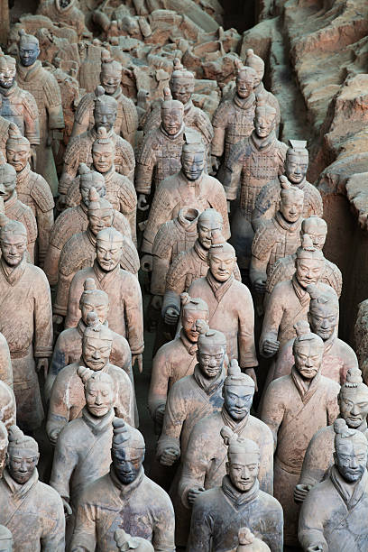 esercito di terracotta nella tomba di qin shi huang xxxl - terracotta soldiers chinese ethnicity warrior xian foto e immagini stock