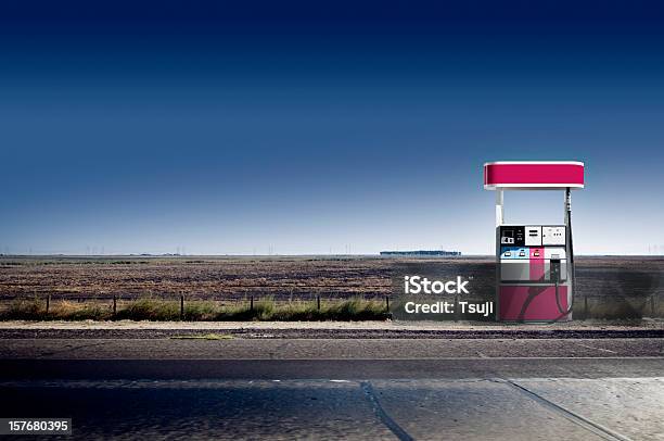 Bisogno Di Carburante - Fotografie stock e altre immagini di Stazione di rifornimento - Stazione di rifornimento, Deserto, Distributore di benzina