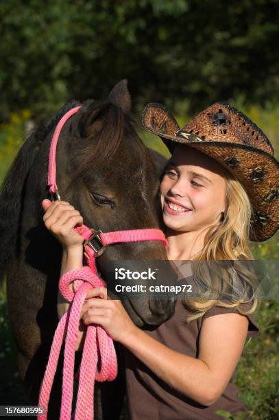 Glückliche Mädchen Mit Pferd Cowboyhut Und Pink Tack Stockfoto und mehr Bilder von Kind