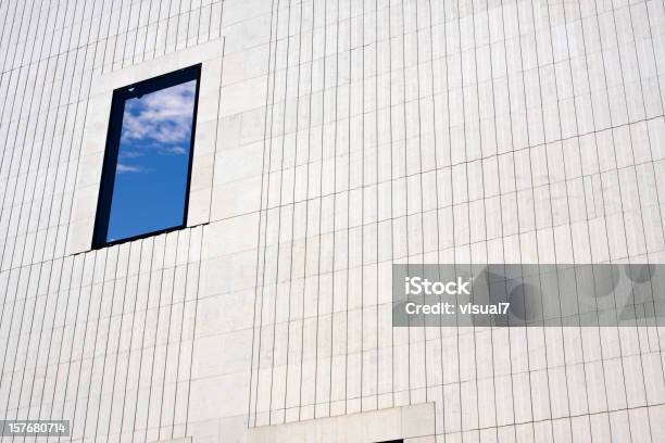 Weißer Stein Wand Mit Einem Fenster Stockfoto und mehr Bilder von Abstrakt - Abstrakt, Architektur, Außenaufnahme von Gebäuden