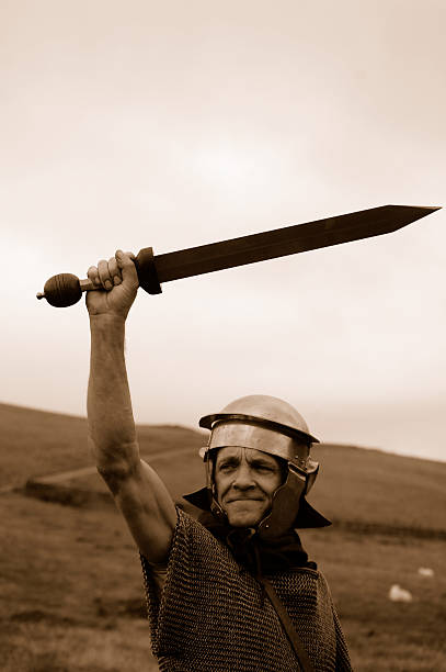 roman con espada. - roman sword centurion swordsman fotografías e imágenes de stock