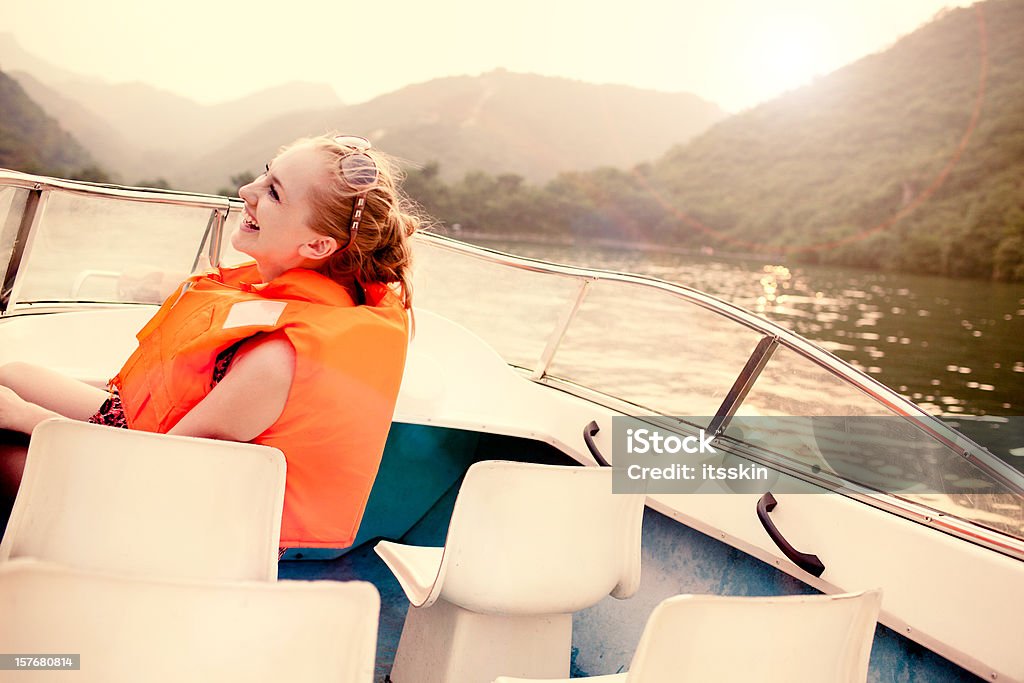 Mulher andando no barco - Foto de stock de Lancha royalty-free
