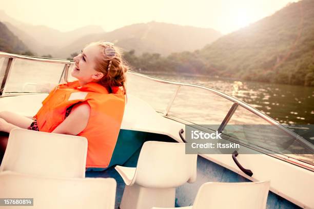 Foto de Mulher Andando No Barco e mais fotos de stock de Lancha - Lancha, Jaqueta Salva-Vidas, Adulto