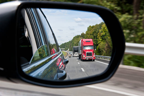 interstate verkehr in den rückspiegel - rear view mirror car mirror rear view stock-fotos und bilder