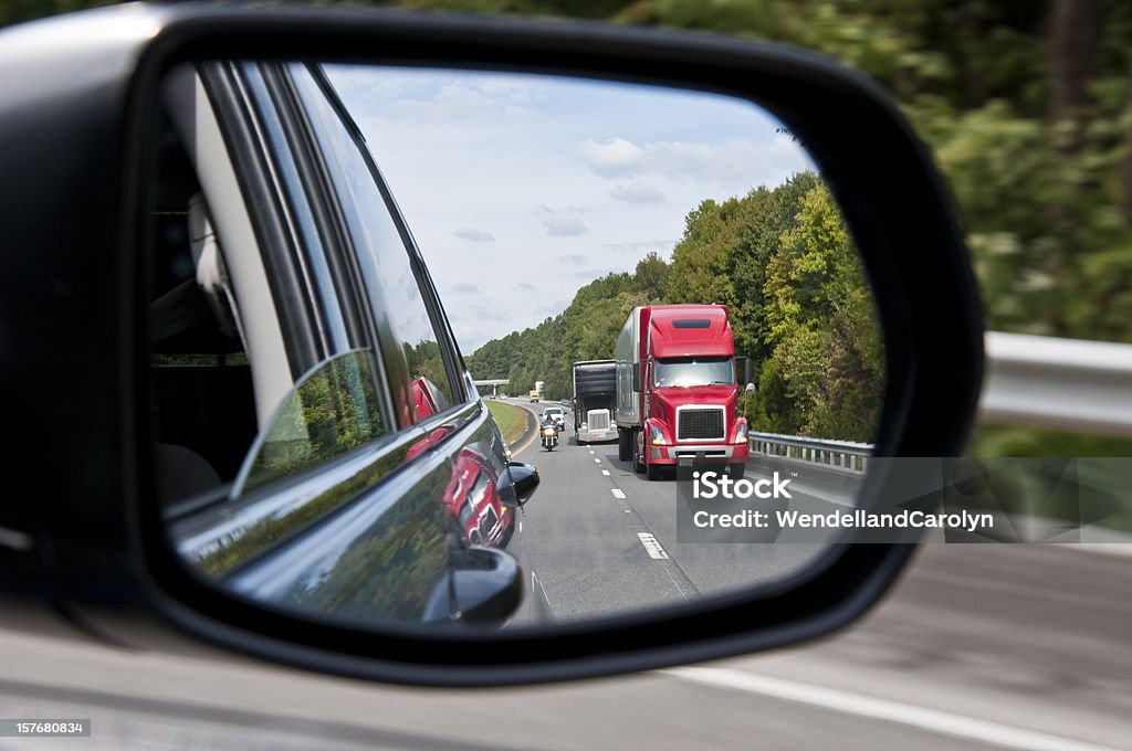 Interestadual de tráfego em espelhos retrovisores - Royalty-free Retrovisor central Foto de stock