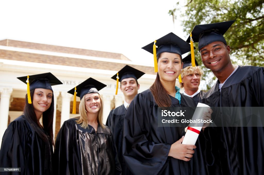 Group of multiracial キャップ、学生の卒業ガウン - 卒業式のロイヤリティフリーストックフォト