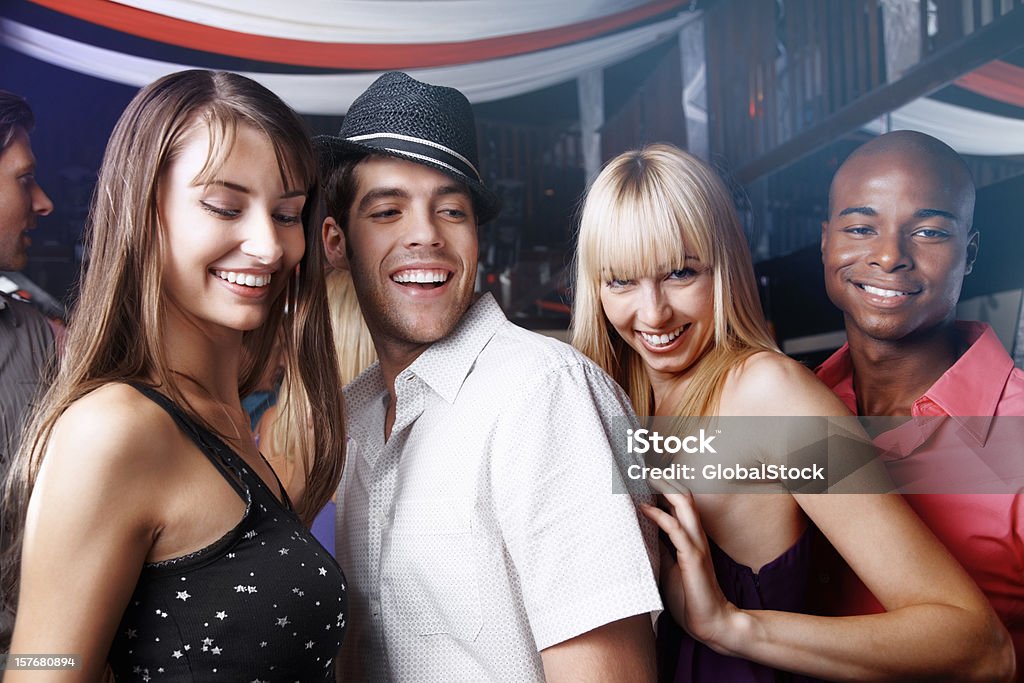 Dois Casal Jovem com os seus amigos desfrutar em disco - Royalty-free Casal Foto de stock