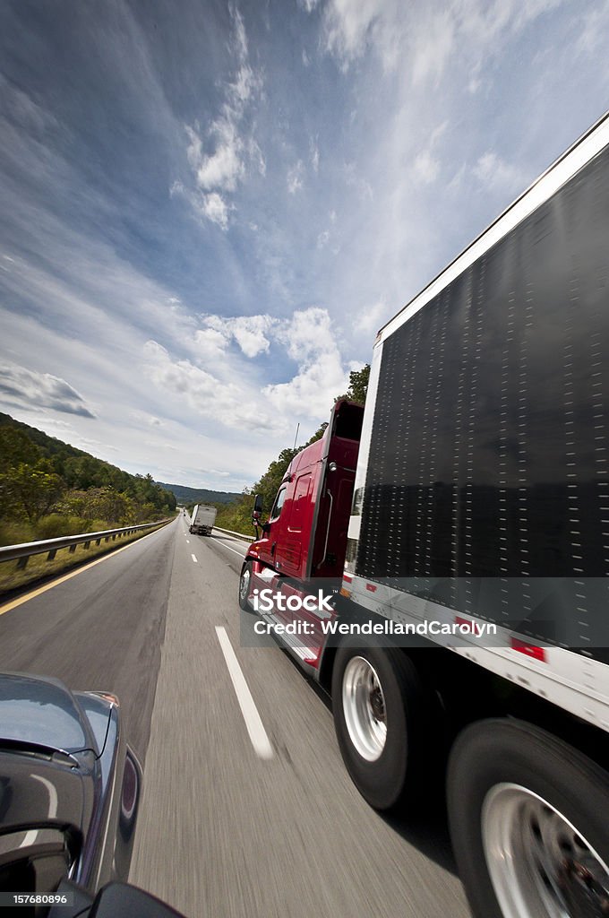 Traffico su autostrada interstato - Foto stock royalty-free di Camion articolato