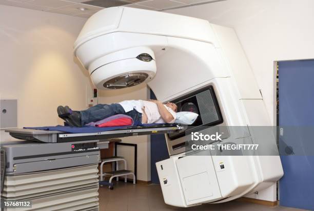환자 여행의 영상의학암 치료를 전립선암에 대한 스톡 사진 및 기타 이미지 - 전립선암, 방사선요법, 방사선