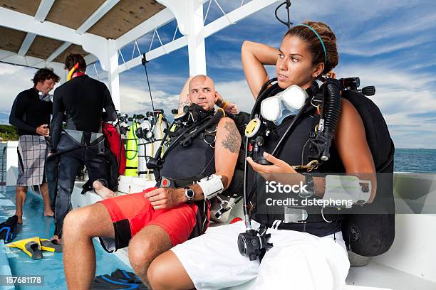 Pareja Joven Preparando Para Un Horario Para Practicar Buceo Foto de stock y más banco de imágenes de Buceo con equipo