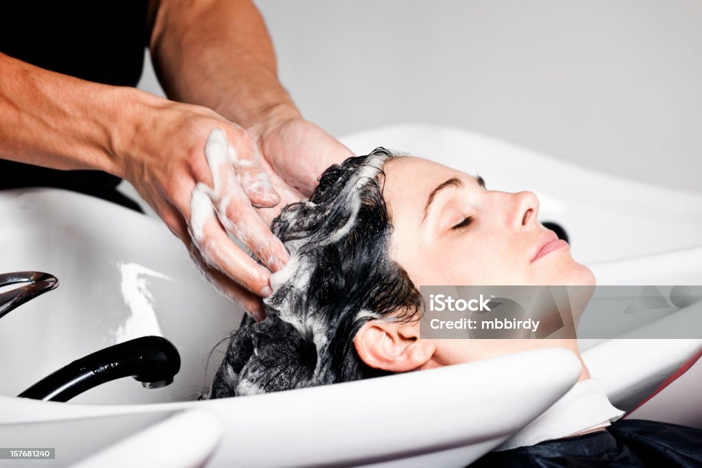 Peluquería lavado después de colorear cabello de mujer - Foto de stock de Lavar libre de derechos