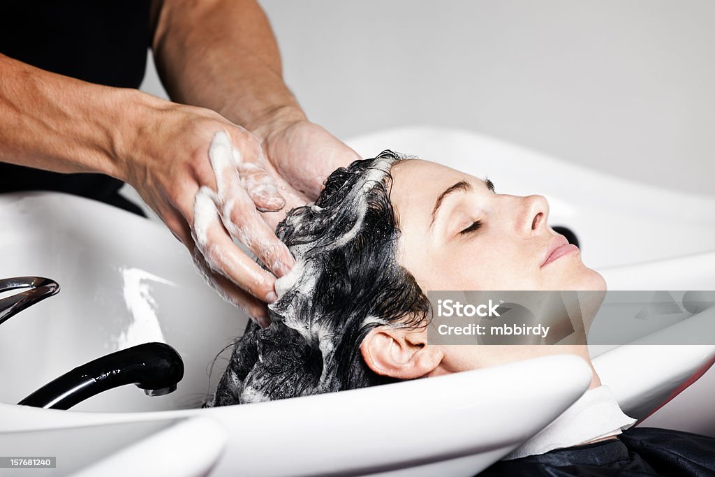 Salon de coiffure femme laver les cheveux à colorier - Photo de Coiffeur libre de droits