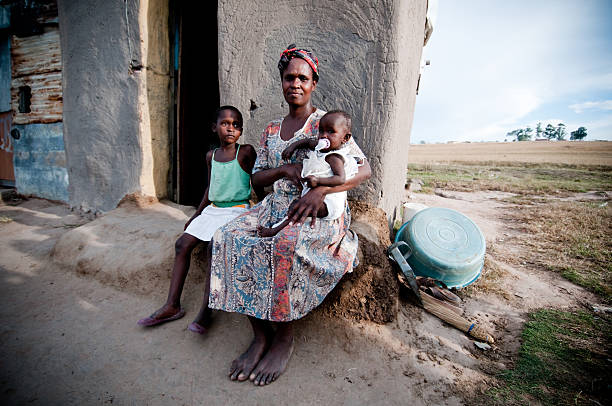 słaba african rodziny - shack hut old obsolete zdjęcia i obrazy z banku zdjęć