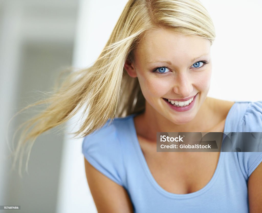 Sorrindo caucasianas mulher com olhos azuis - Foto de stock de 20 Anos royalty-free