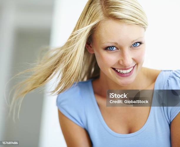Foto de Sorrindo Caucasianas Mulher Com Olhos Azuis e mais fotos de stock de 20 Anos - 20 Anos, Adulto, Atividade Recreativa