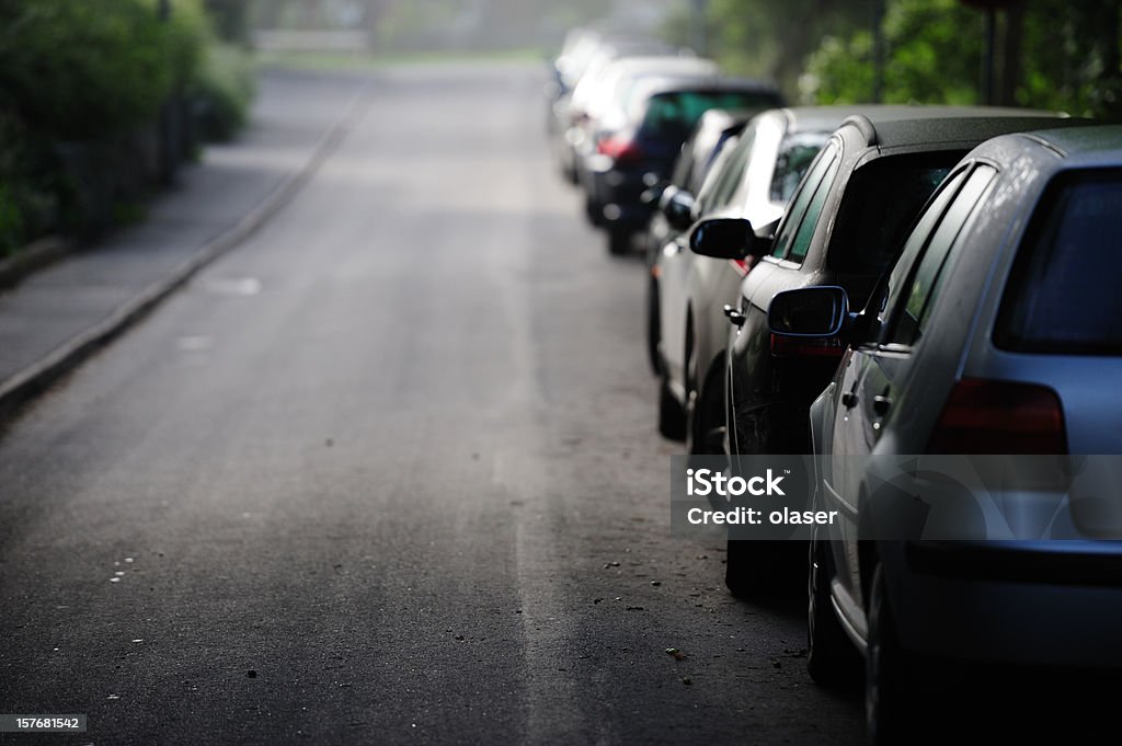 Estacionar autos en la calle - Foto de stock de Aparcar libre de derechos