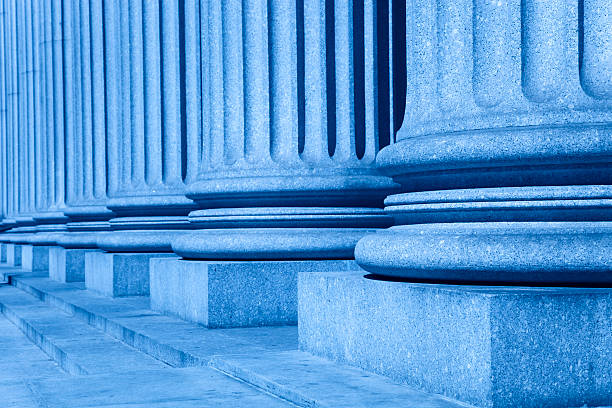 gruppe von unternehmen blau business-säulen mit stufen - column courthouse justice government stock-fotos und bilder