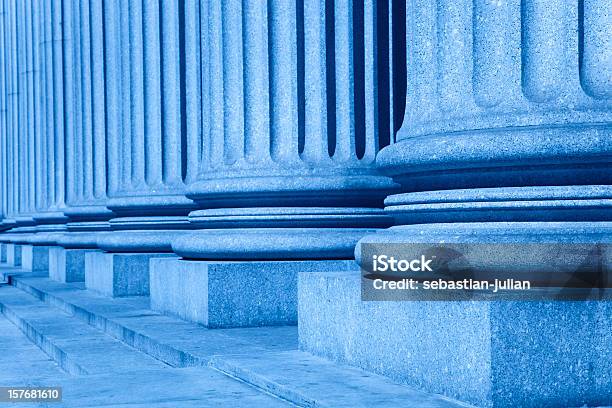 Grupo De Negocios Corporativos De Blue Columnas Con Pasos Foto de stock y más banco de imágenes de Gobierno