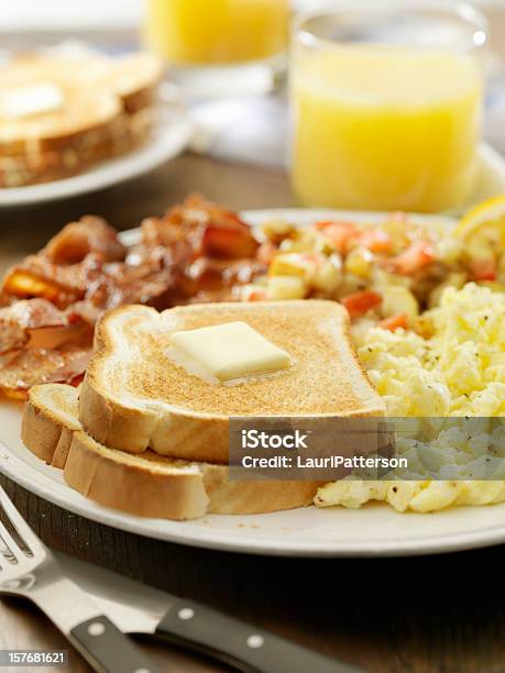 Buttered Brinde Com Bacon E Ovos - Fotografias de stock e mais imagens de Acompanhamento - Acompanhamento, Alimentação Não-saudável, Bacon