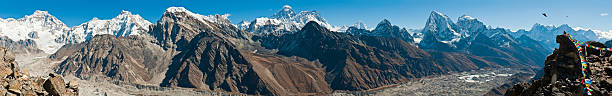 himalaya everest mega vista panorámica de las montañas coronadas de nieve cumbres de los glaciares nepal - many colored prayer flags fotografías e imágenes de stock