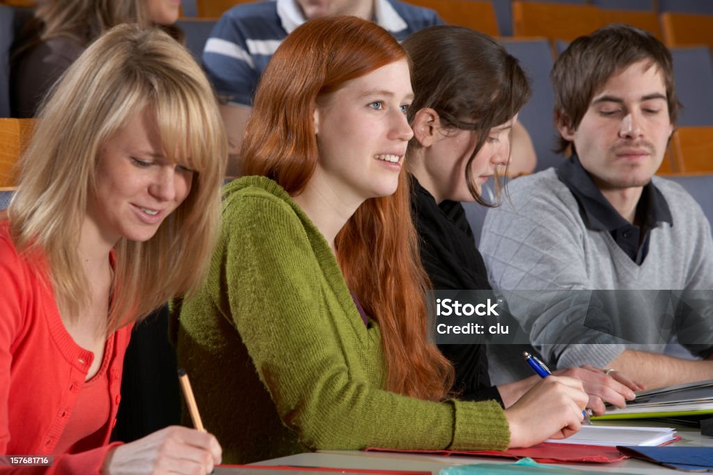 Junge gemischte Schüler Arbeiten während Unterricht und Zuhören - Lizenzfrei 18-19 Jahre Stock-Foto