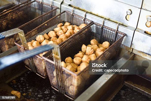 Frito Vieiras Foto de stock y más banco de imágenes de Freidora - Freidora, Cocina comercial, Empanado