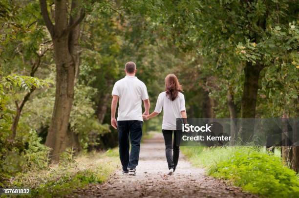 Foto de Casal Jovem Caminhando No Parque e mais fotos de stock de Andar - Andar, Homens, Mulheres