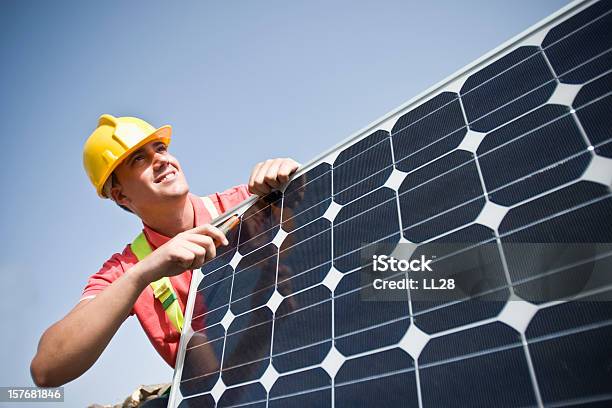 Photo libre de droit de Montagne banque d'images et plus d'images libres de droit de Panneau solaire - Panneau solaire, Installer, Personne humaine