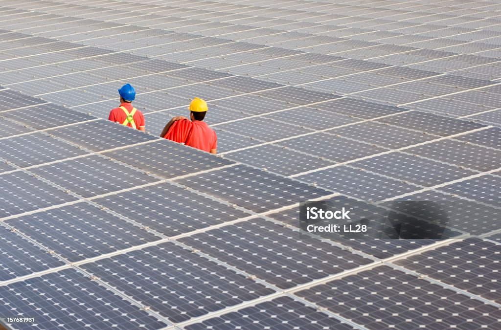근무자 사이의 태양열 패널 - 로열티 프리 건설 산업 스톡 사진