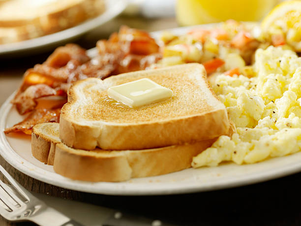 マーマイトのバタートーストしたベーコンと卵料理 - breakfast bacon eggs toast ストックフォトと画像