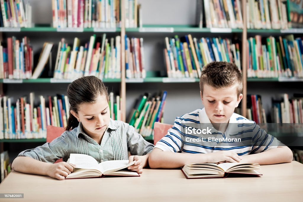 Kinder Lesen in der Bibliothek - Lizenzfrei Akademisches Lernen Stock-Foto
