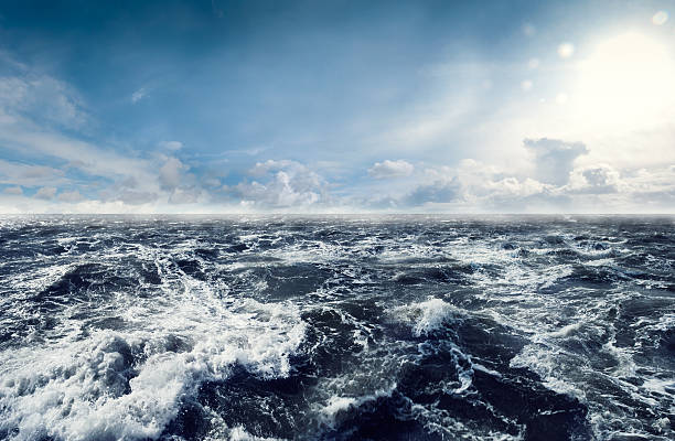 les eaux de mer orageuse foncé - sea light water surface water form photos et images de collection