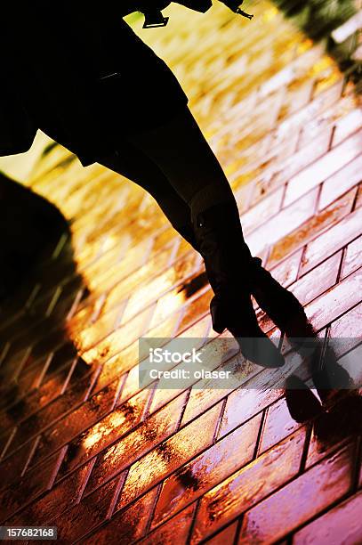 Foto de De Pedestres Com Malas Na Calçada Em Chuva e mais fotos de stock de Grupo de Pessoas - Grupo de Pessoas, Movimento, Pessoas