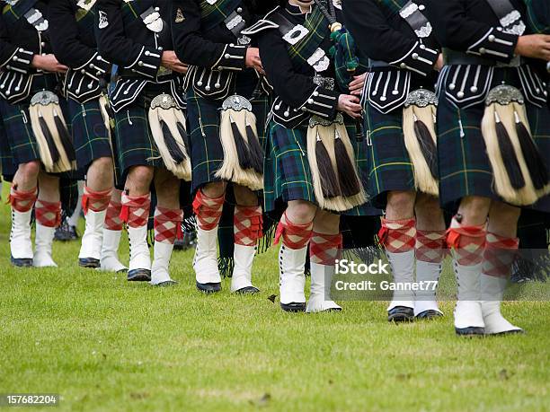 Pipers In Una Marching Band Scozia - Fotografie stock e altre immagini di Kilt - Kilt, Giochi delle Highland, Cornamusa