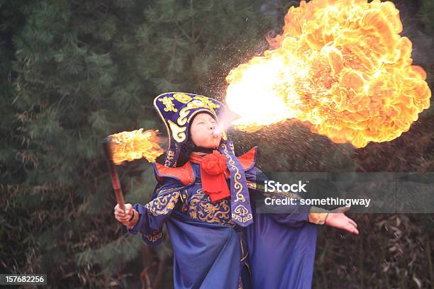 Ludzie Chiny Sichuan Opera Fire Odpowietrznika - zdjęcia stockowe i więcej obrazów Akrobata - Akrobata, Kultura chińska, Chińczycy