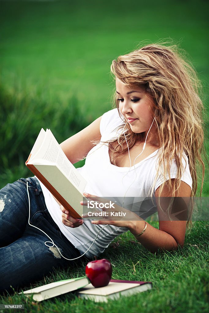 Adolescent fille lisant un livre - Photo de Adolescence libre de droits