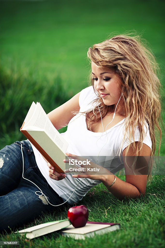Nastolatek Dziewczyna czytanie książki - Zbiór zdjęć royalty-free (Adolescencja)