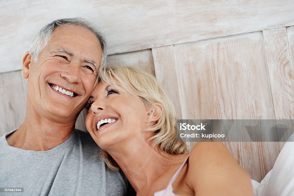 Glückliche senior Frau ruhen auf ältere Mann's Schulter - Lizenzfrei Model Stock-Foto