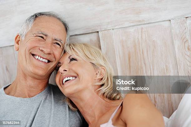 Glückliche Senior Frau Ruhen Auf Ältere Manns Schulter Stockfoto und mehr Bilder von Model