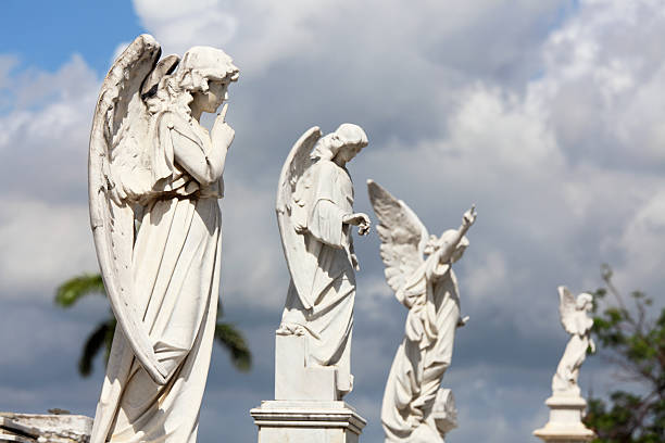 белый мрамор ангел статуй - statue angel marble white стоковые фото и изображения