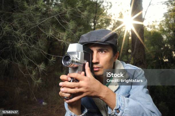 Homem A Filmar Com A Câmera De Filme De 16 Mm - Fotografias de stock e mais imagens de Adulto - Adulto, Antiguidade, Ao Ar Livre